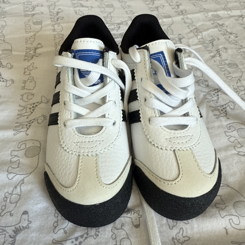 Kids White and Black ADIDAS Sneakers in Size 8k. New without box.